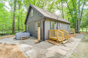 Roscommon Chalet with Hot Tub Near Higgins Lake!